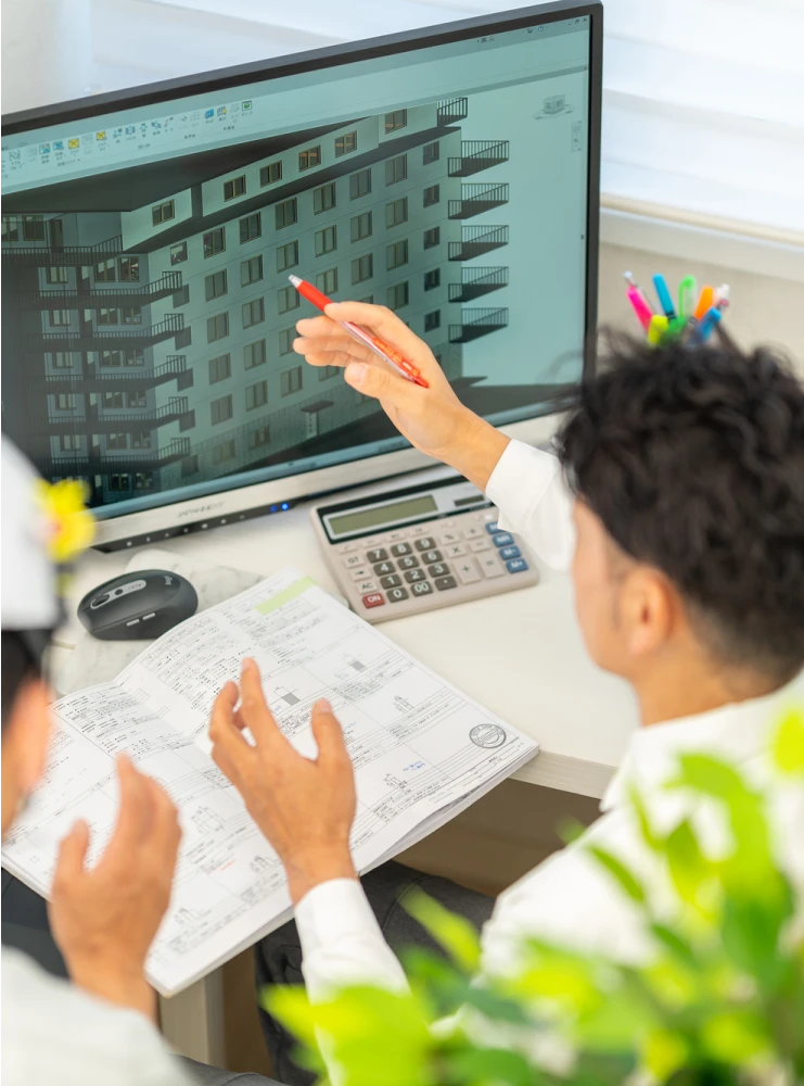 パソコン画面を指して内容の説明をするイメージ