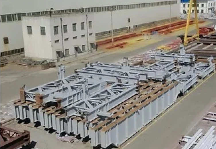 鉄骨製作が行われている写真