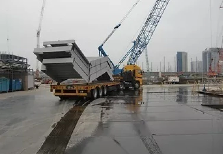 階段工事の写真。大型トラックが使われている。