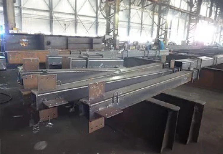 鉄骨工事一式の写真。工場内に鉄筋が並んでいる。