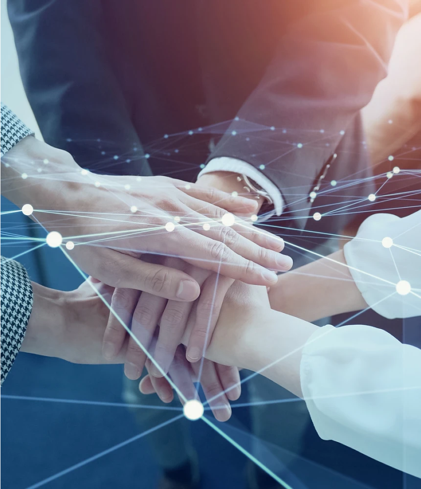 人々が手を重ね、力を合わせていることをイメージする写真